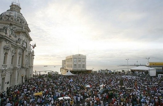 Uma verdadeira praça cívica, onde podemos notar o patamar projetado por Lelé como palco para festividades públicas