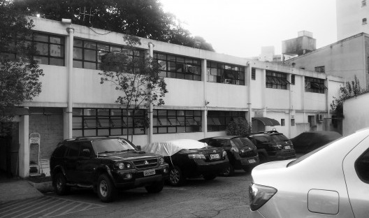 Vista do pátio interno: delegacia