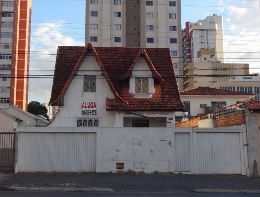 Residências históricas escondidas por muro de proteção e totens