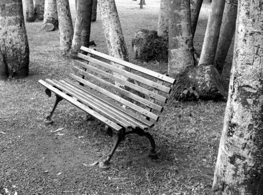 Típico banco de jardim com design de origem inglesa e que pode ser encontrado com frequência nas praças brasileiras