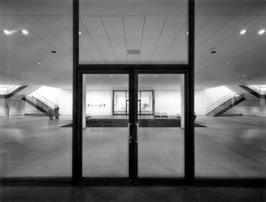 O estado conceitual do projeto de Mies para o Treppenhalle (salão das escadas) no subsolo
