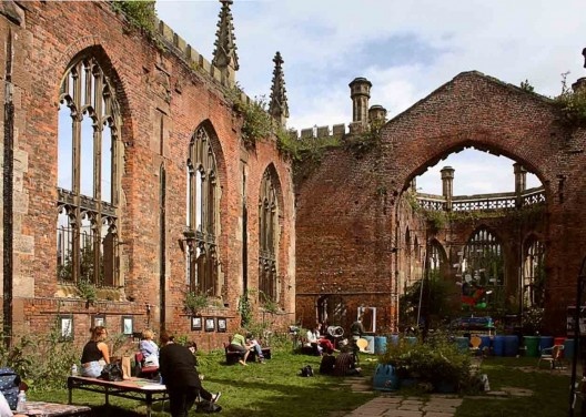 Evento na St. Luke´s Church ou Bombed Out Church, em Liverpool, Inglaterra