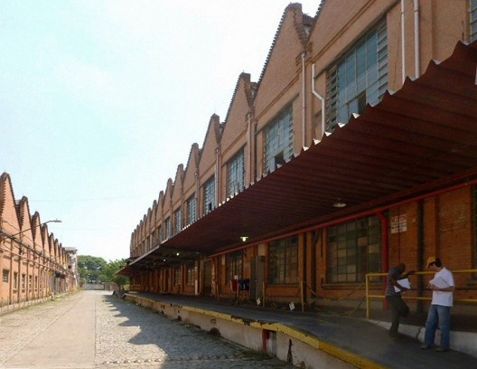 Vista de galpões com cobertura em shed