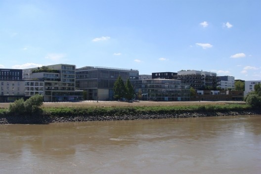A passarela que conecta a Galeria Loire (esquerda) ao edifício principal da Escola (direita), vista da Rua La Noue Bras de Fer a partir da praça Des Erables. Ao fundo, se vê “L´Absence”