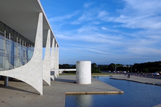 Enterro de Oscar Niemeyer, obrigatória fotografia da monumentalidade arquitetônica de uma obra-prima