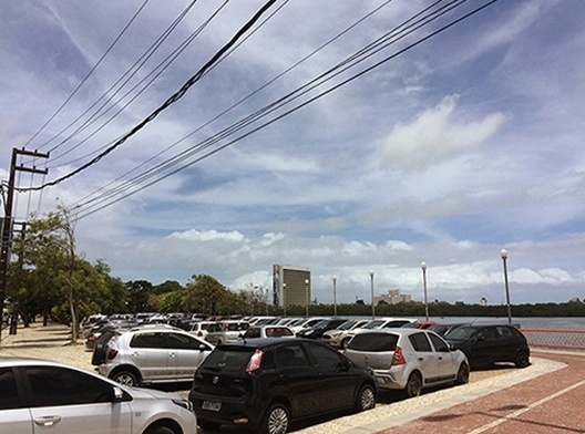 Estacionamento de veículos no Cais da Aurora