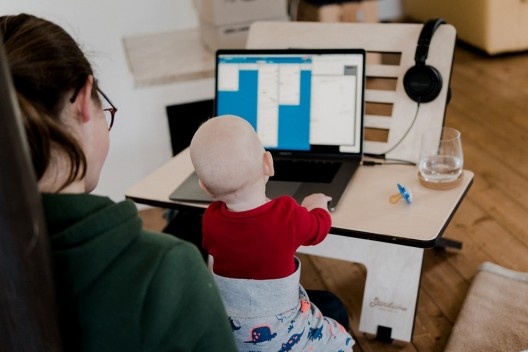Mãe em home office