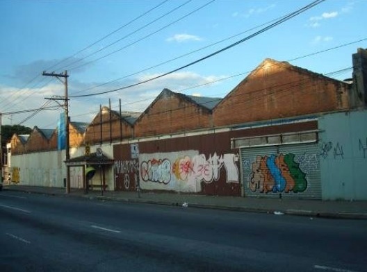 Galpões e edifícios vazios na Mooca. Os galpões desta foto estão em um local de grande fluxo de veículos e pessoas, no cruzamento da Rua Taquari com a Rua dos Trilhos. Foto de fev. 2011