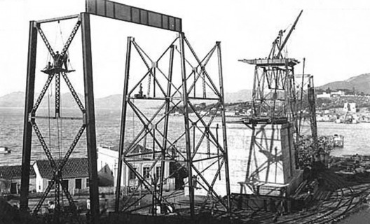 Montagem das torres secundárias de sustentação do viaduto de acesso