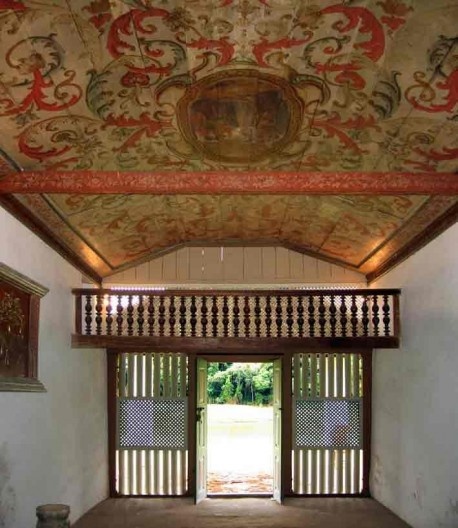 Capela de Santo Antonio, teto decorado e balcão, São Roque