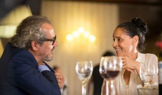 Geraldo Bonfim, empresário, e Clara conversam em restaurante, cena do filme Aquarius, filme de Kleber Mendonça Filho