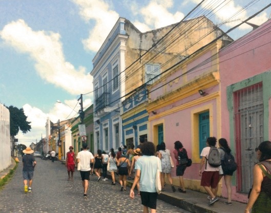 Viagem Pé na Estrada Recife e Olinda. Grupo se deslocando de um destino ao outro do roteiro pelas ruas de Olinda