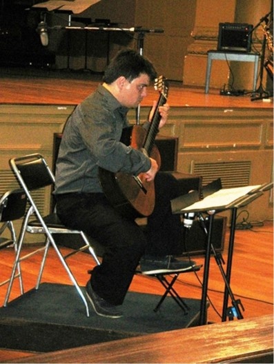 Fábio Adour interpretando a composição Litania. XXVI Panorama da Música Brasileira Atual. Salão Leopoldo Miguez.