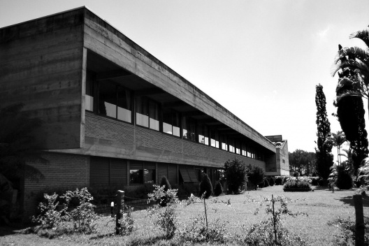 Mosteiro de São Bento, edifício com modificações na fachada, Vinhedo, 1971. Arquiteto Hans Broos