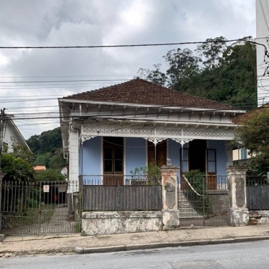 Casa petropolitana com varanda na rua Montecaseros, n. 459