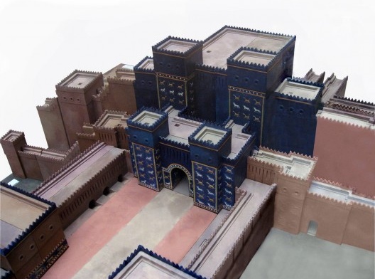 Maquete de reconstituição do trecho envoltório da porta de Ishtar na Babilônia. Pergamon Museum, Berlim, Alemanha