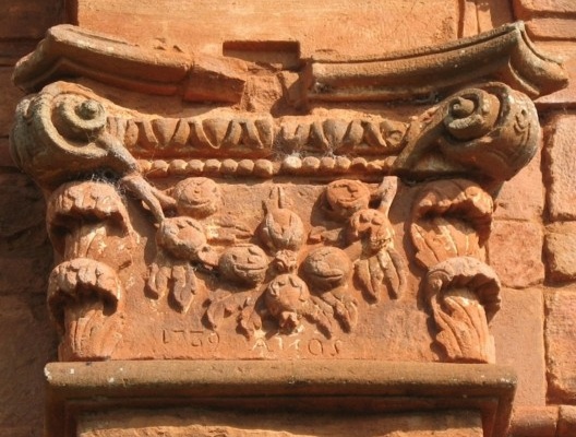 Detalhe de capitel da torre com data “1739 ANOS”