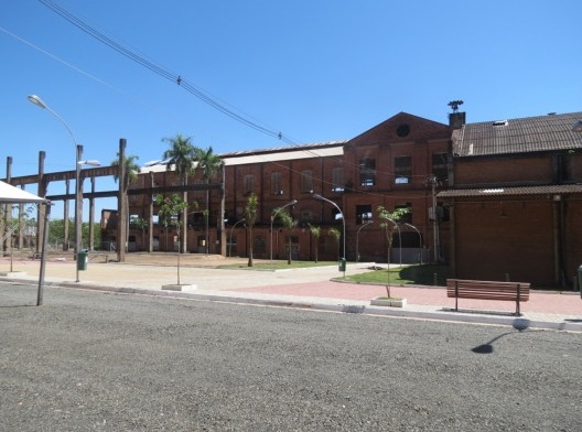 Antigos galpões e área revitalizada