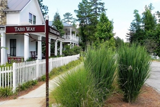 Rua local (lane) e placa de sua travessa (way), a Tabb Way