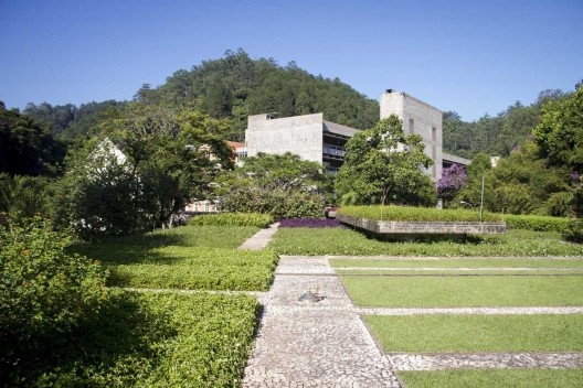 Companhia Hering-Matriz, Blumenau. Arquiteto Hans Broos. Perspectiva do bloco da costura e da caixa de escadas a partir do terraço-jardim – paisagista Roberto Burle Marx