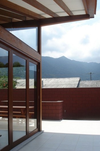 Residência em Guaecá, São Sebastião SP Brasil, 2006. Arquitetos Henrique Fina, Luis Mauro Freire e Maria do Carmo Vilariño (autores) / Projeto Paulista