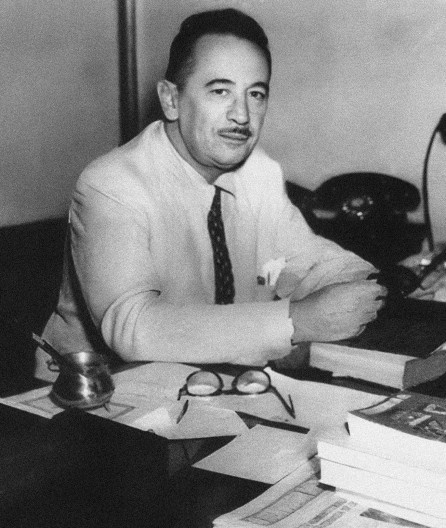 Sérgio Milliet em sua mesa de diretor da Biblioteca Municipal de São Paulo, anos 1940
