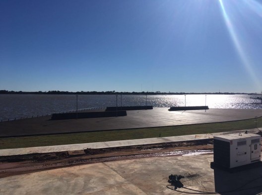 Vista do deck no centro do percurso de volta a partir do nível do passeio da avenida