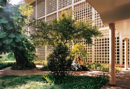 Instituto Sedes Sapientiae, vista do pátio central e do bloco das salas de aula, São Paulo, 1940-1942. Arquiteto Rino Levi