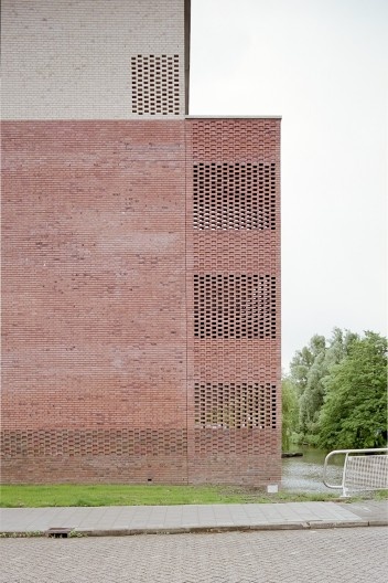 Complexo habitacional, detalhe da alvenaria, Koraal Heerhugowaard, Holanda, 2020