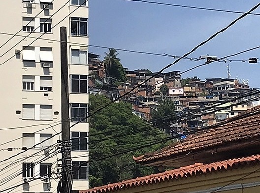 Vista a partir da rua Almirante Alexandrino. À esquerda, o Raposão (Ed. Raposo Lopes) que fica na esquina desta rua com a rua Gomes Lopes, pela qual se tem acesso à parte alta do Morro dos Prazeres. É o único edifício nesta rua com mais de quatro andares