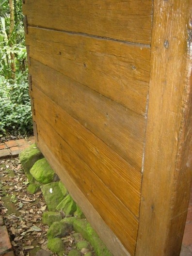 Detalhe das pedras utilizadas para isolar o fechamento da casa