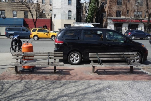 Bancos na Sexta Avenida, Greenwich Village, Manhattan