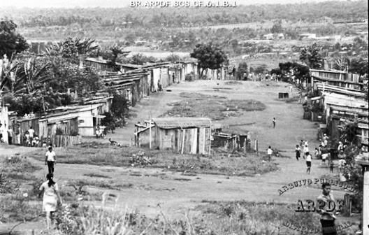Ocupação irregular junto ao Núcleo Bandeirante conhecida como Vila Iapi, em 1969