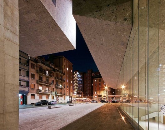 A nova Bocconi, Milão, Grafton Architects, projeto de 1999-2000, inauguração em 2008. Vista a partir da via Roentgen