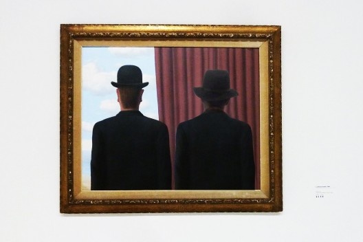 As luzes do Centre Pompidou começam a apagar e o enigmático quadro La Décalcomanie, pintado por René François Ghislain Magritte, nascido na pequena Lessines do casal Poirot, logo estará no breu.