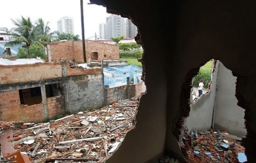 Favelas na Avenida das Américas