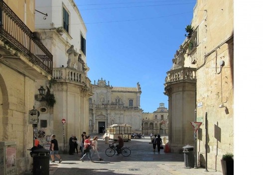 Portal de entrada da Piazza del Duomo, Lecce