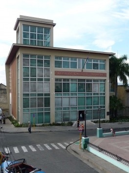 Uso de grandes superficies acristaladas, Banco de Crédito y Comercio (edificio del Movimiento Moderno)