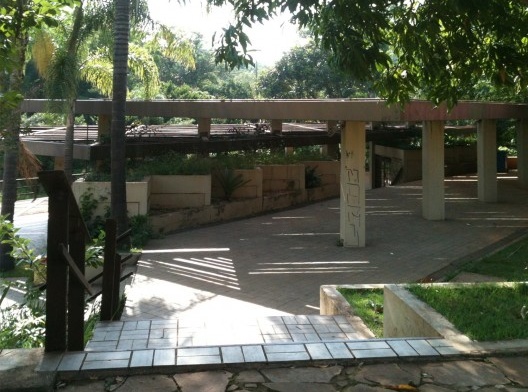 Vista externa do conjunto de apoio ao Parque, onde antes eram lanchonetes, lojas e sanitários