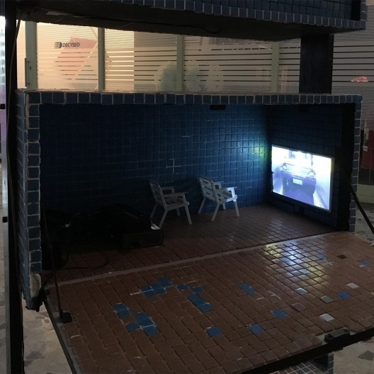 A seguir enquadra a “Menor sala de cinema do mundo”, obra de Rochelle Costi, recém-adquirida pelo colecionador Mikhail Bronstein.