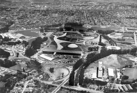 Parque do Ibirapuera no início dos anos 1950, com Ginásio em construção ao fundo, a cúpula do Palácio das Arte (atual Oca) no centro, junto à marquise