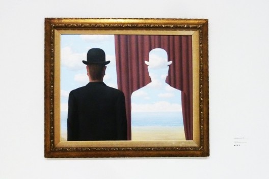 A perseguição fica momentaneamente em segundo plano quando Poirot vê diante de si o enigmático La Décalcomanie, seu quadro preferido, pintado por Magritte em 1966.