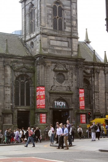 Fachada da Tron Kirk, usada durante o festival Fringe para shows e performances, em Edimburgo, Escócia