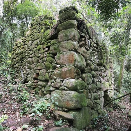 Cunhal de pedra nor-nordeste do moinho de Parnaíba, onde fica nítido o uso da alvenaria ciclópica