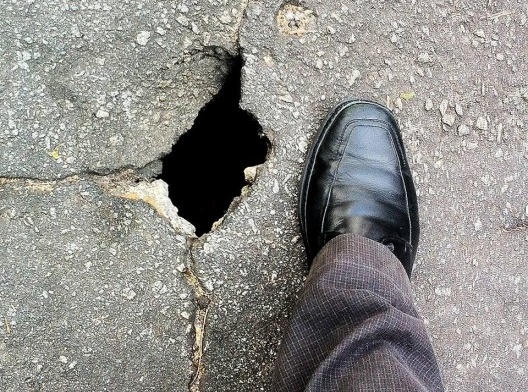 Buraco na pavimentação, Alameda Campinas, São Paulo