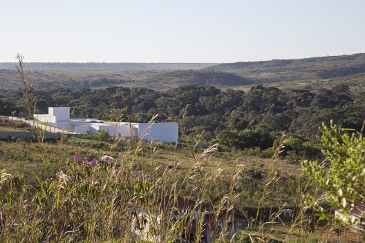 Casa Torreão, vista do contexto, Brasília DF, arquitetos Daniel Mangabeira, Henrique Coutinho e Matheus Seco