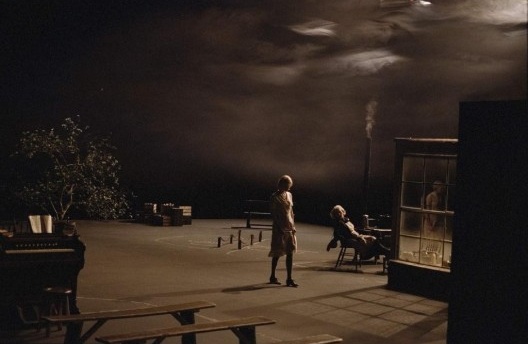 ”Dogville”. Direção de Lars von Trier. Zentropa Entertainments, 2003