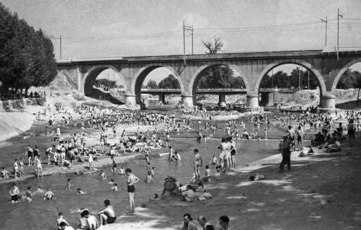 Banhistas desfrutam das águas do rio Manzanares em 1946