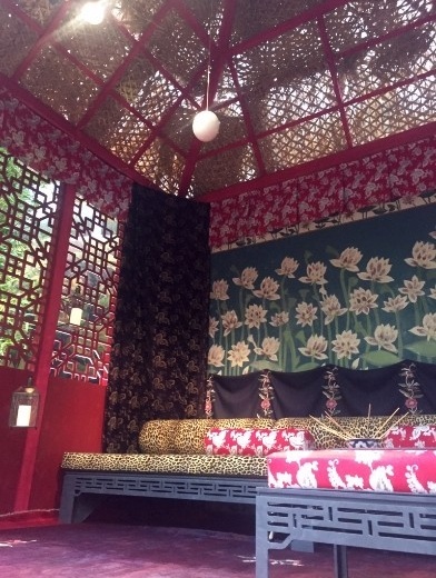 Fuori Saloni, Corian Cabana Club, Tortona. Uma das cabanas do universo maximalista da Corian, nomeada Chinese Meditation Room, de Idarica Gazzoni, com painel lateral e sofás de Corian