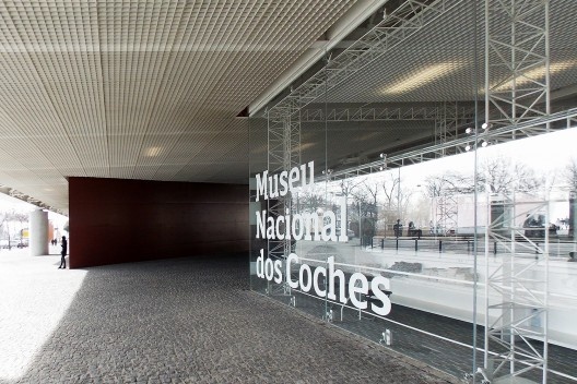 O volume envidraçado, que abriga a entrada principal, a cafeteria e a loja do museu